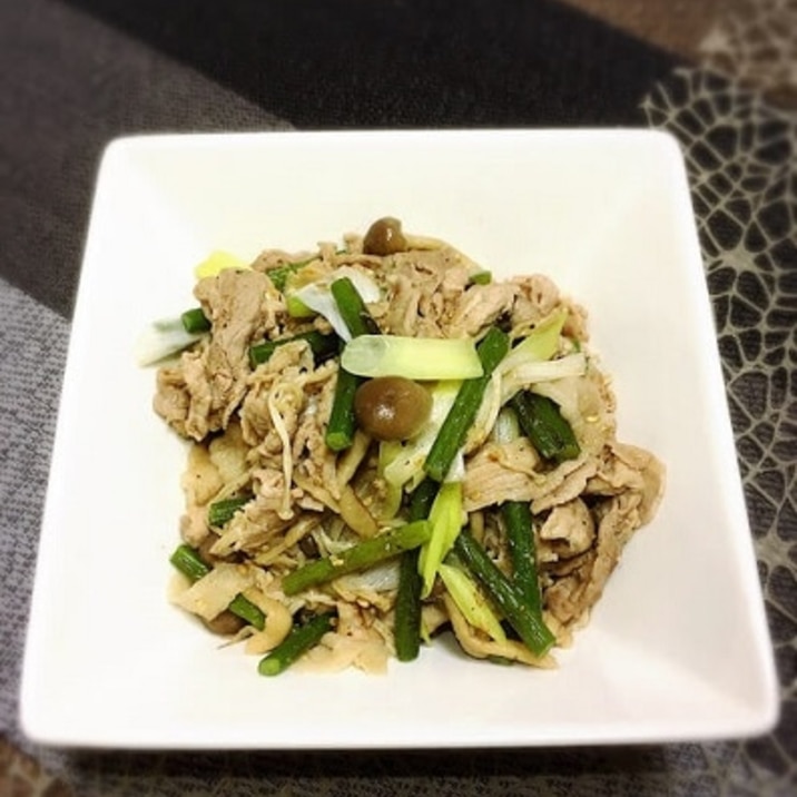 ご飯がすすむ！豚肉とキノコのネギ塩炒め